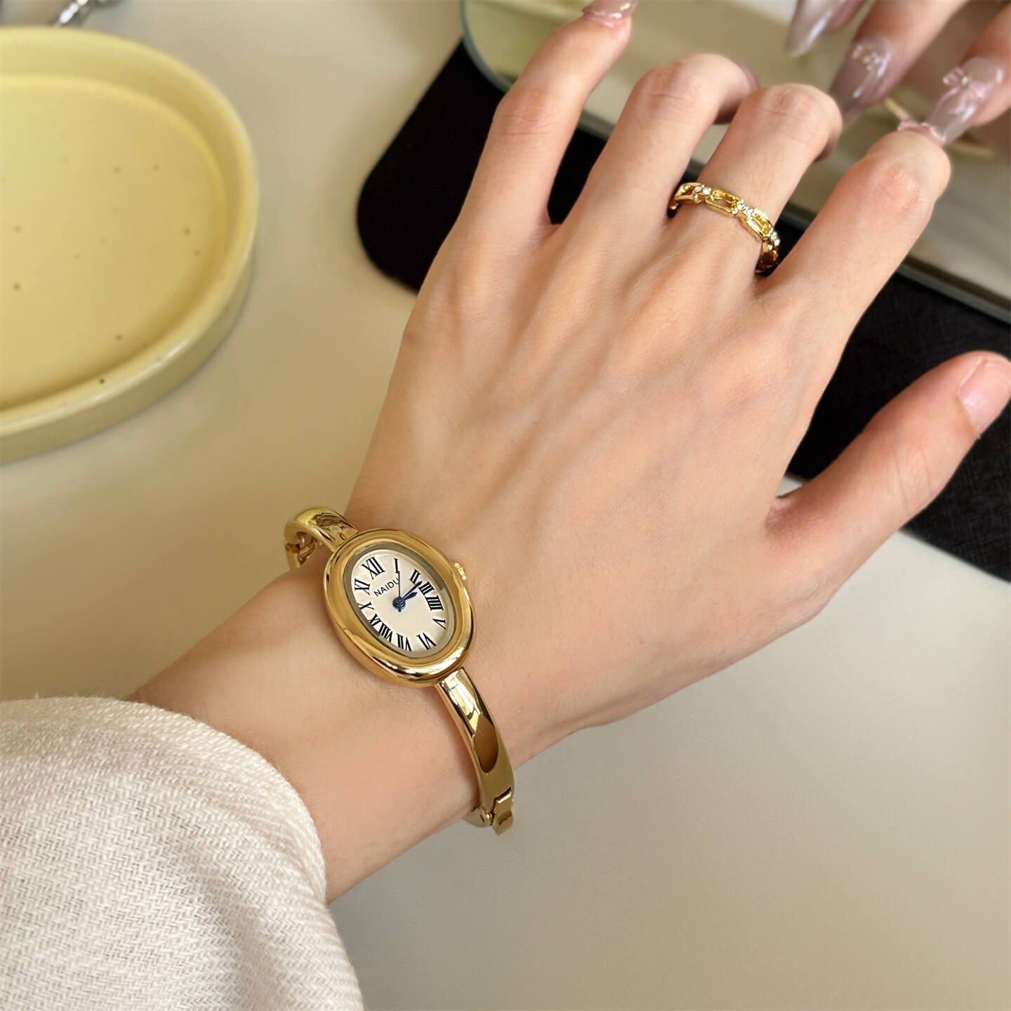 Bracelet-oval-shape-watch.gw-1.jpg কোডঃ wL106gw; Bracelet oval shape watch - Image 1